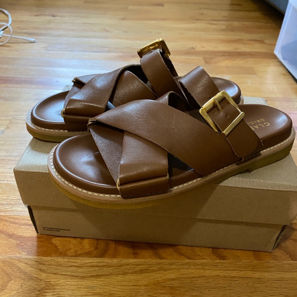 New in box Clark’s Originals Brown Leather Sandals Women’s 7.5